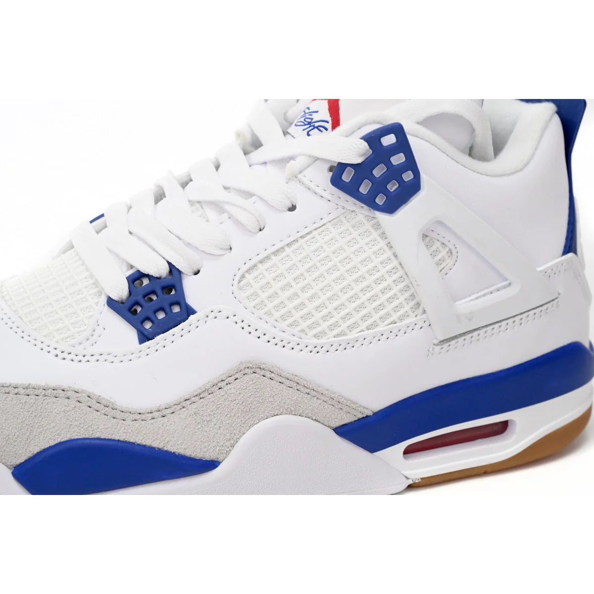 Nike SB x Air Jordan 4 “Sapphire”